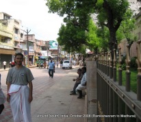 dinesh wagle wearing dhoti in front of madhirai meenaxi tempmle